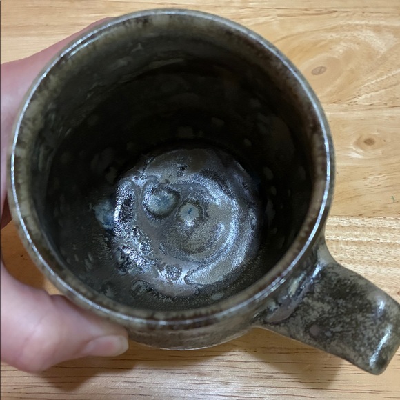 Handcrafted mug with eye on it. Red clay green and grey glaze No signature - Picture 6 of 10